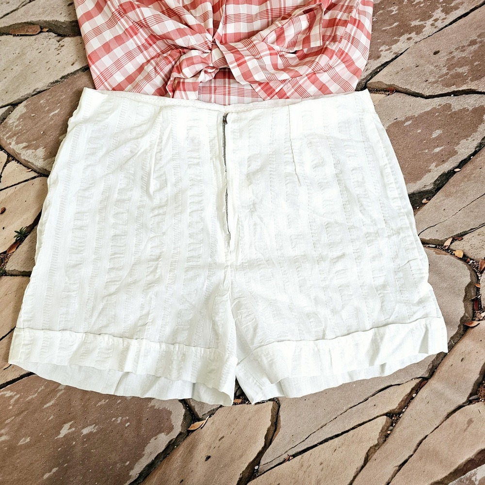 Vintage 1970s Shorts White Textured Stripe Cuff Detail Front Zip Daisy Dukes
